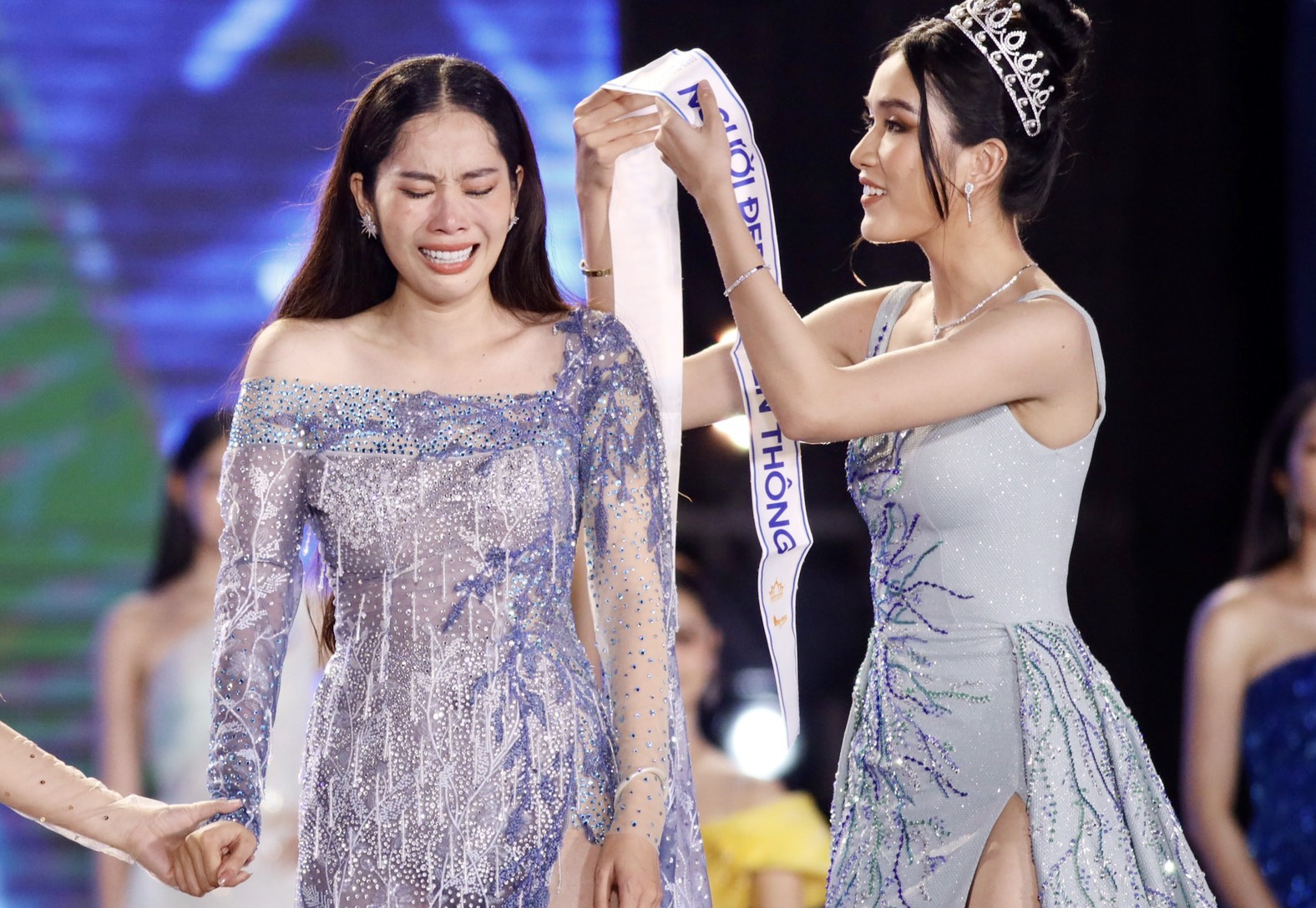 Nam Em khoc nuc no o chung ket Hoa hau The gioi Viet Nam hinh anh