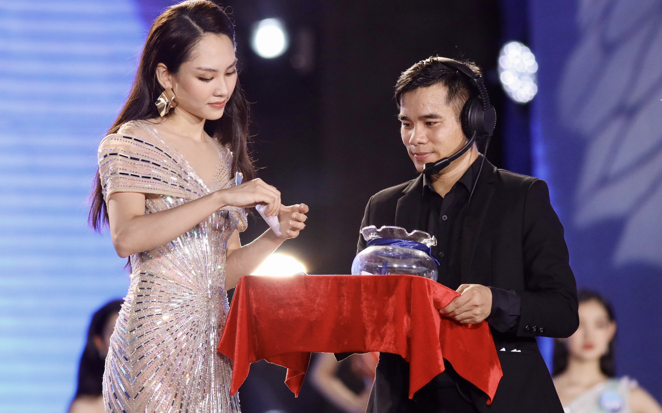 Su co thi ung xu o chung ket Hoa hau The gioi Viet Nam 2022 hinh anh