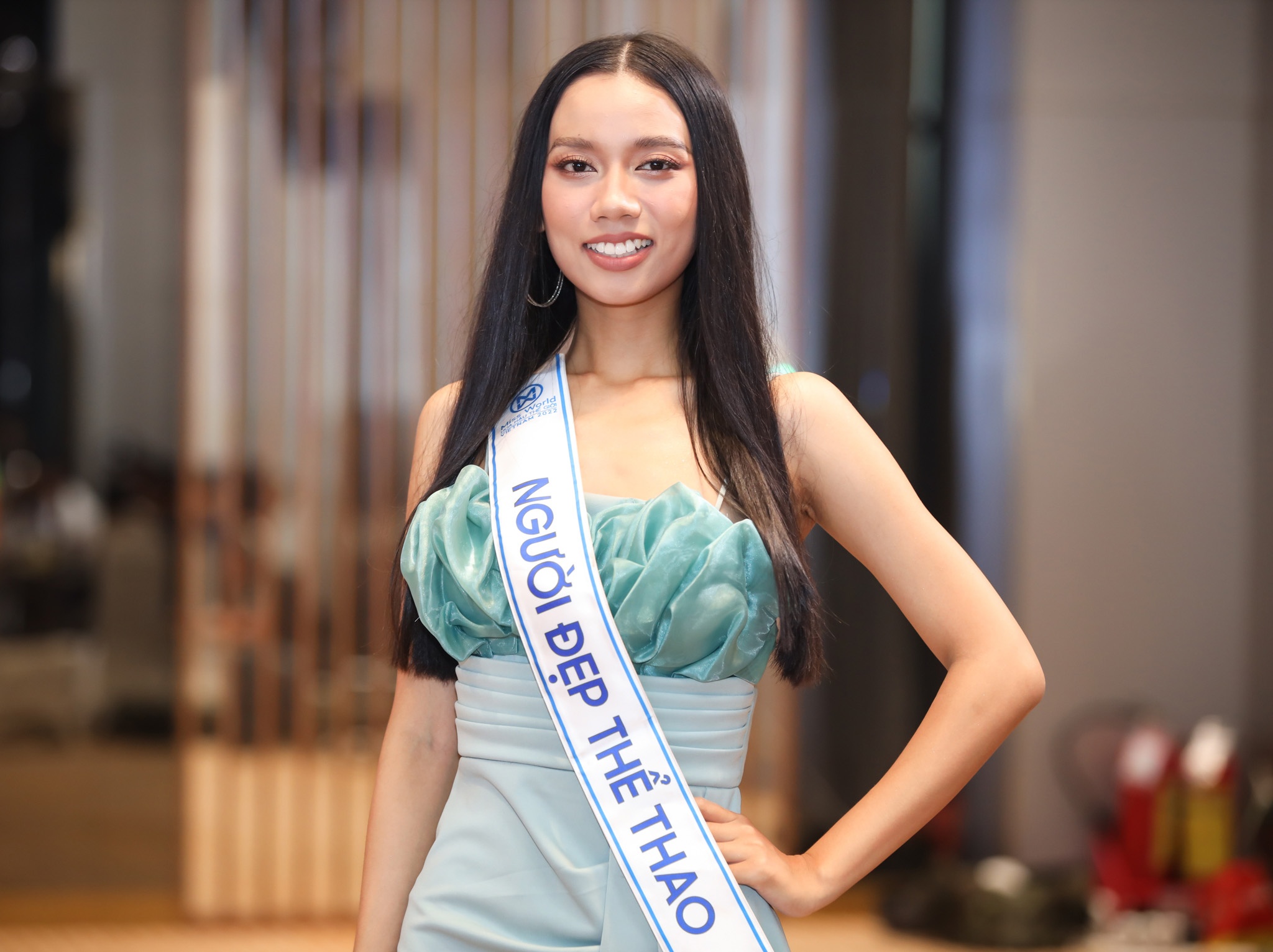 Nguoi dep hoa hau co IELTS 8.0 hinh anh