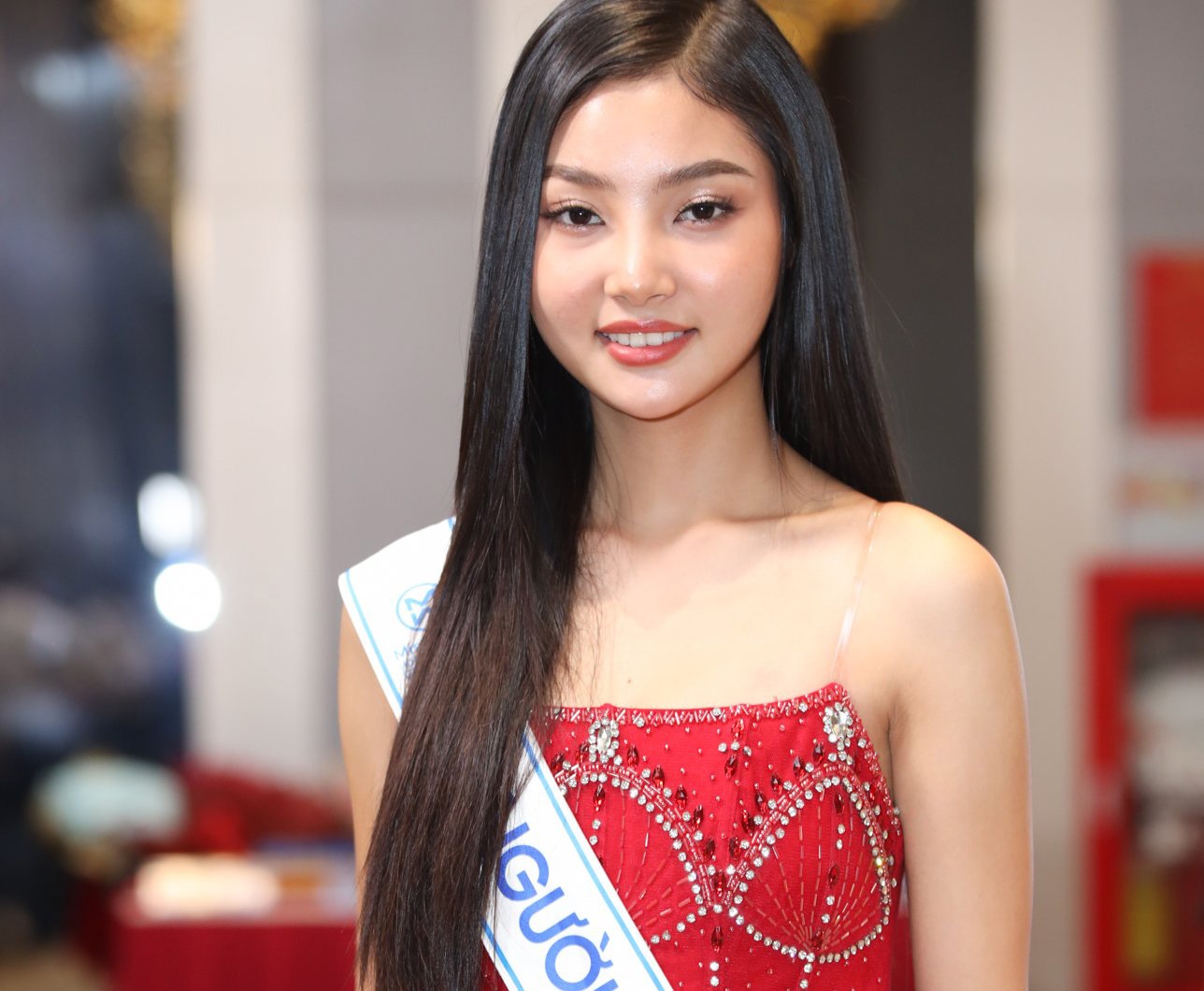 Nguoi dep ao dai noi ve vet seo tren mat hinh anh