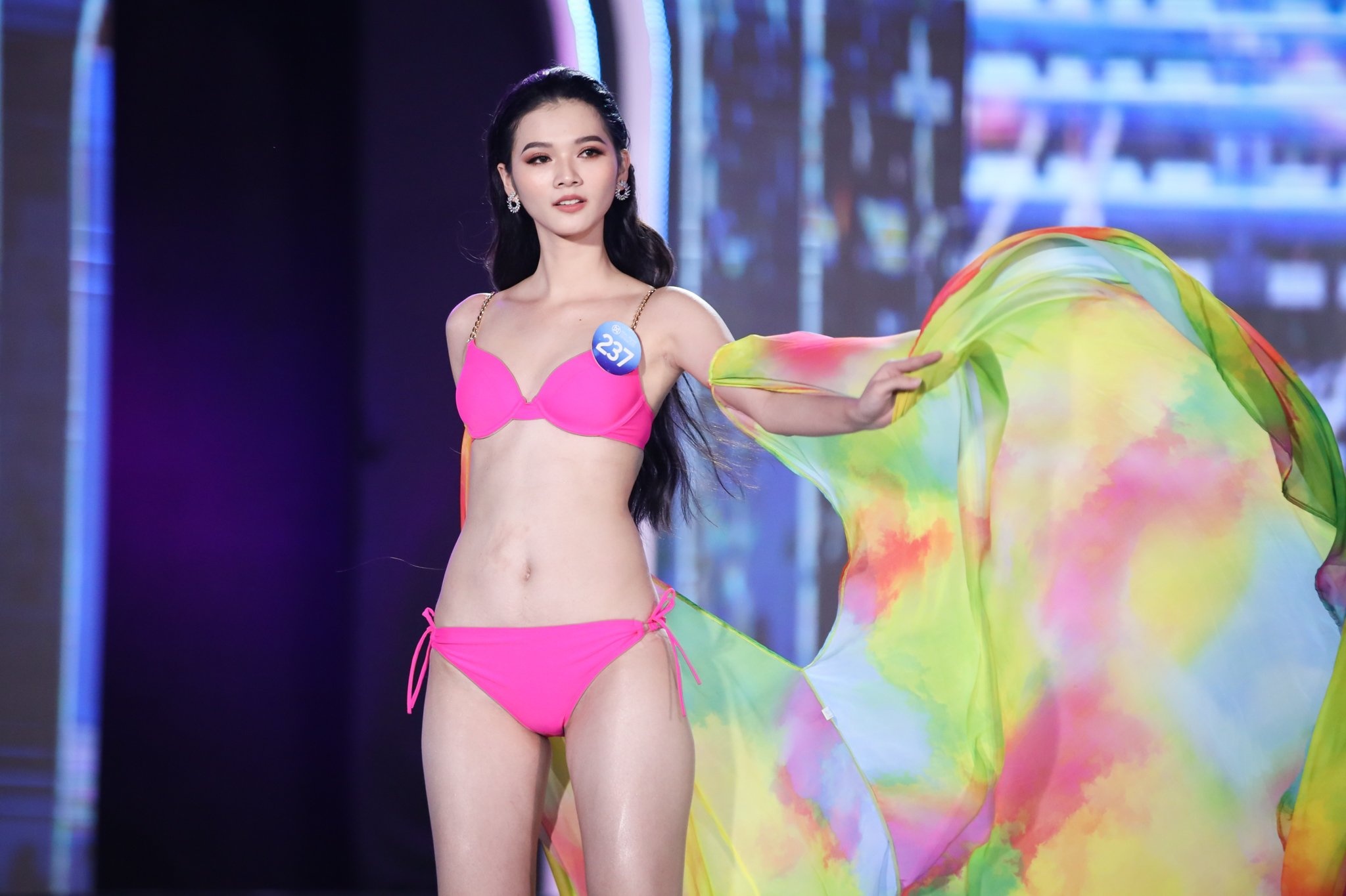 Dan thi sinh co chieu cao noi bat trong top 20 Miss World Vietnam hinh anh