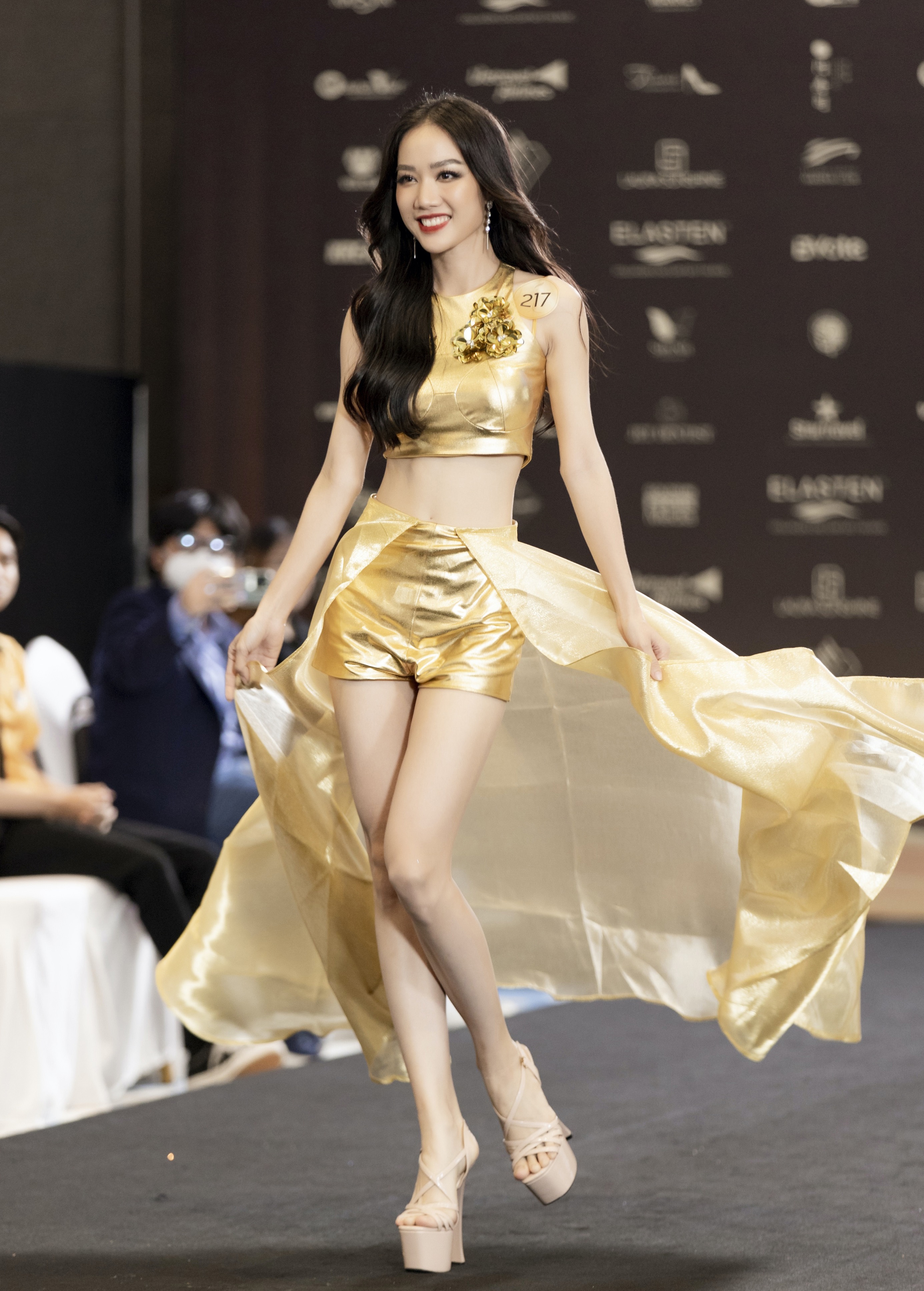 Hoa hau Hoa binh anh 1