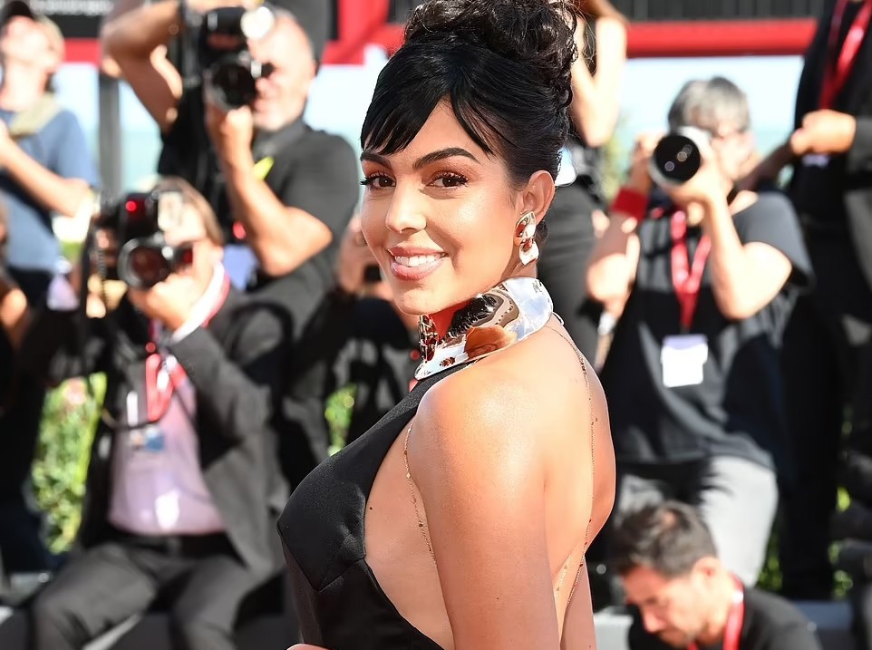 Ban gai Cristiano Ronaldo du tham do Venice 2022 hinh anh