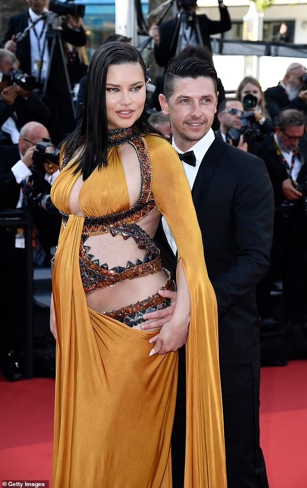 Adriana Lima sinh con anh 1