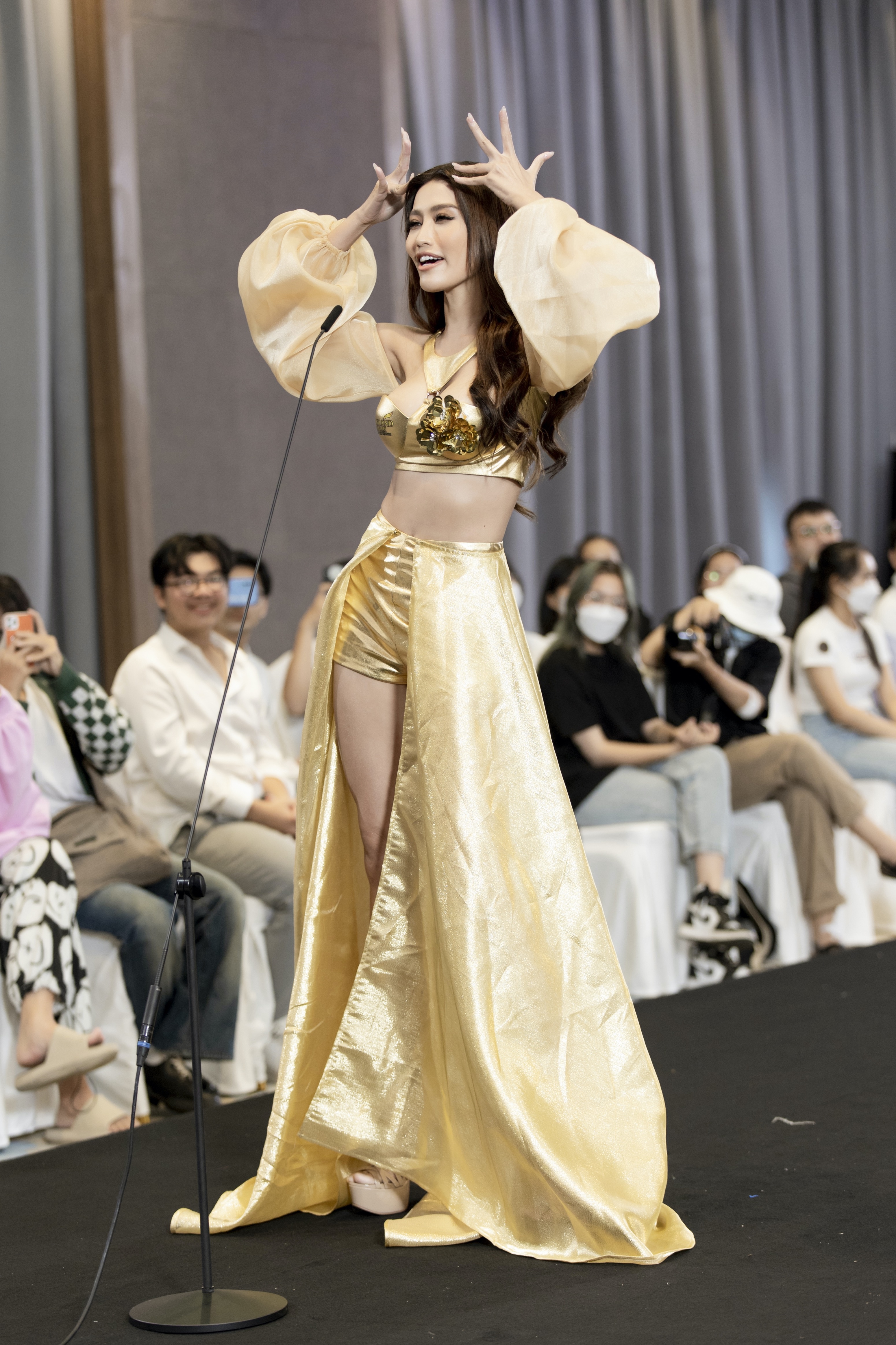 Hoa hau Hoa binh anh 2