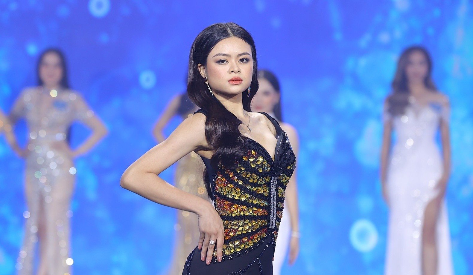 Cuoc thi Miss Peace Vietnam 2022 ket thuc trong nuc cuoi va e che hinh anh