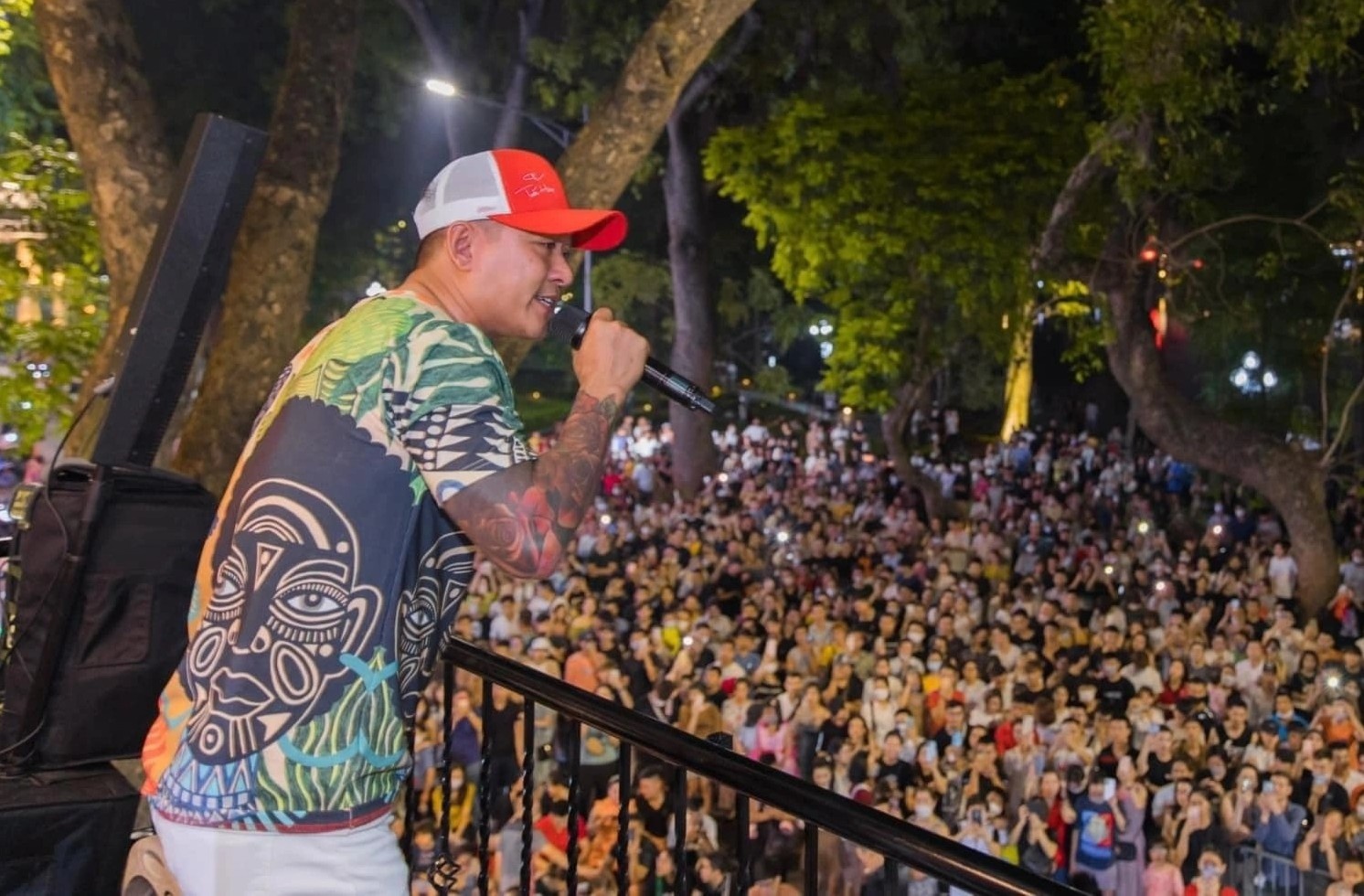 Ca si Tuan Hung lai lam liveshow o ban cong hinh anh