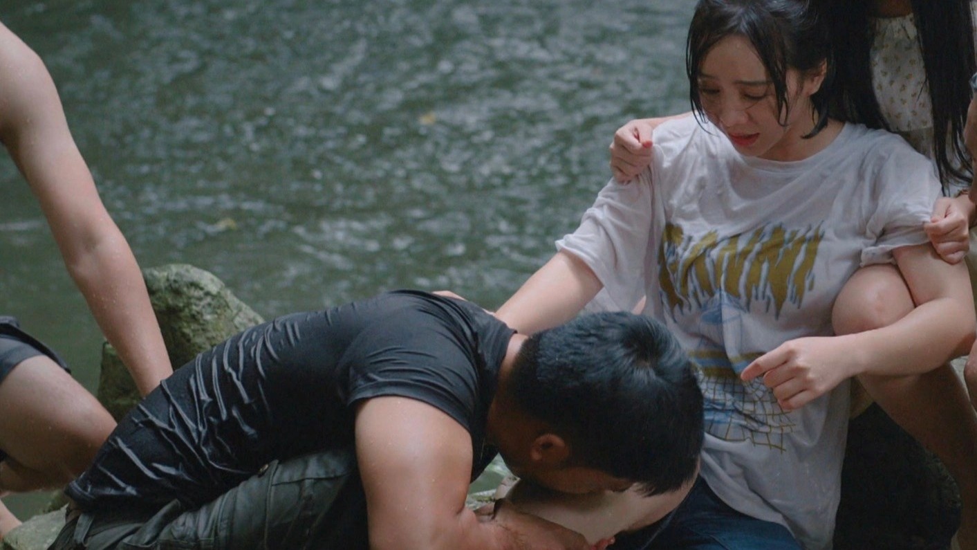 'Gara hanh phuc' gay tranh cai voi canh dung mieng hut mau doc ran can hinh anh