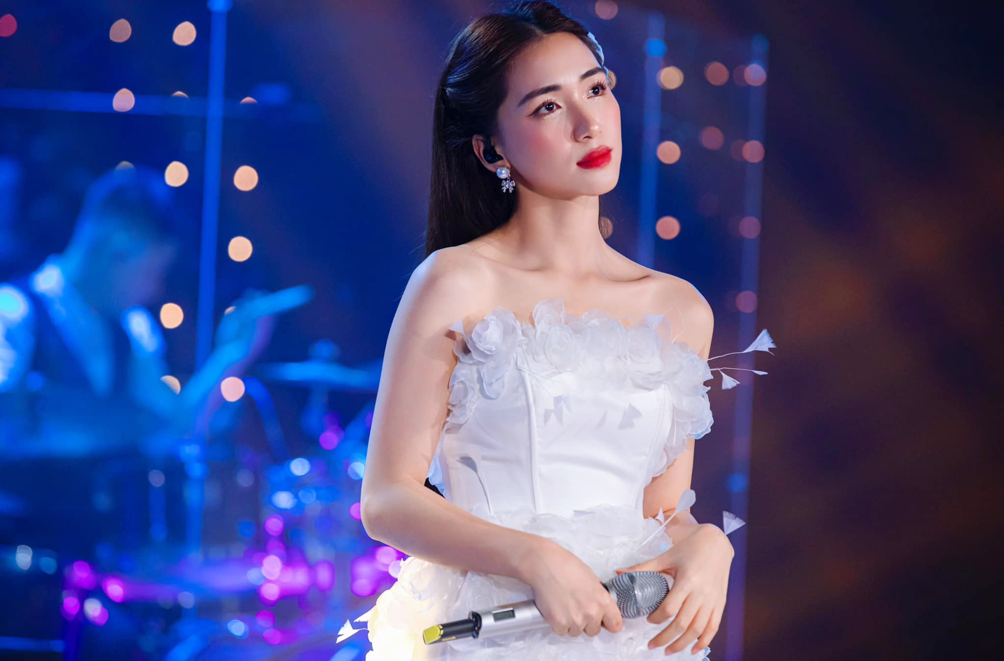 Hoa Minzy, Dang Khoi ung ho dong bao mien Trung hinh anh