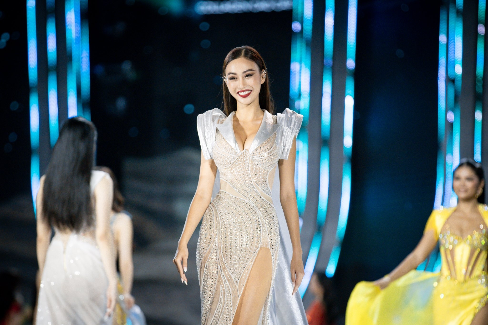 Hoa hau Hoa binh anh 5