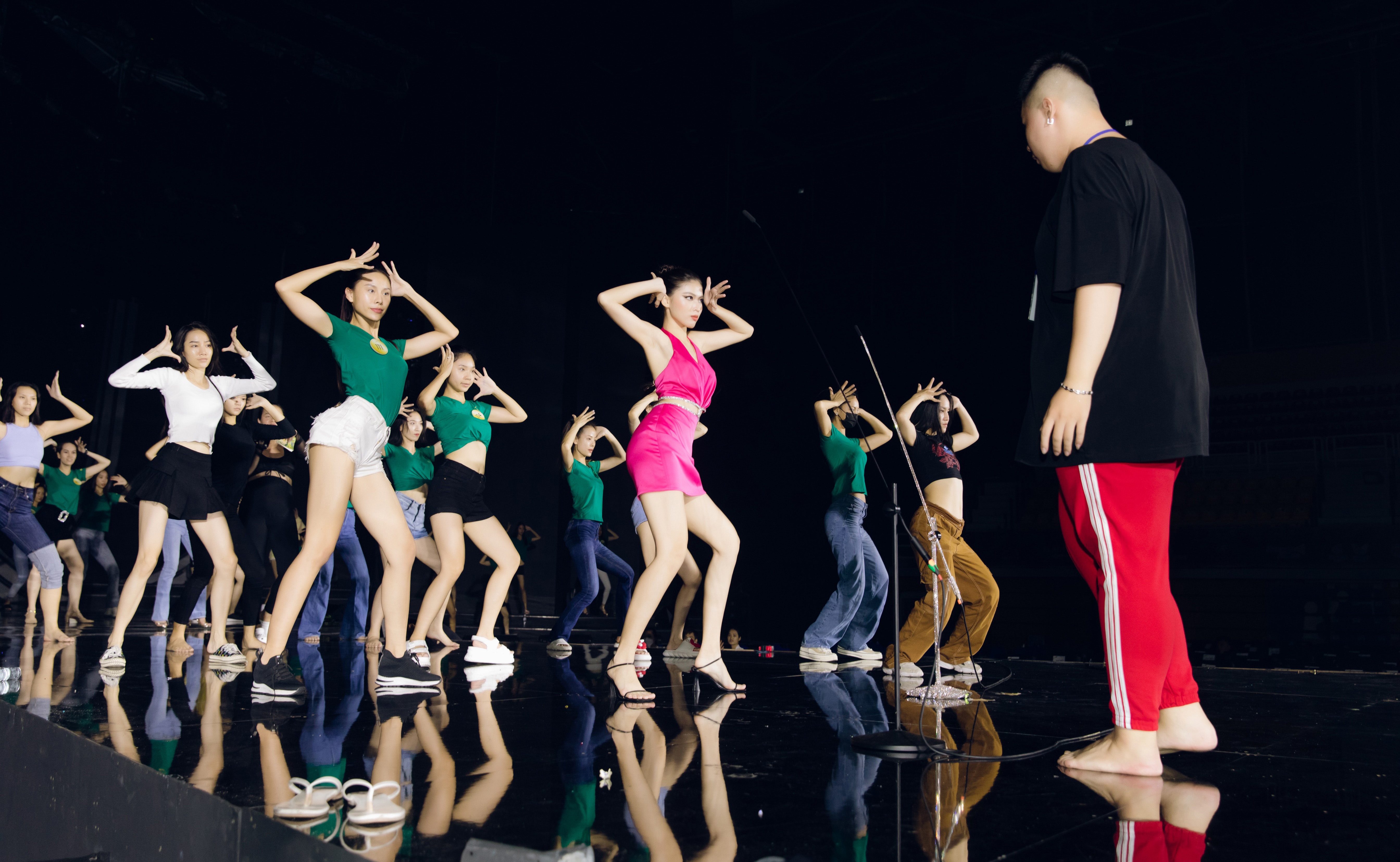 Hoa hau Hoa binh anh 1