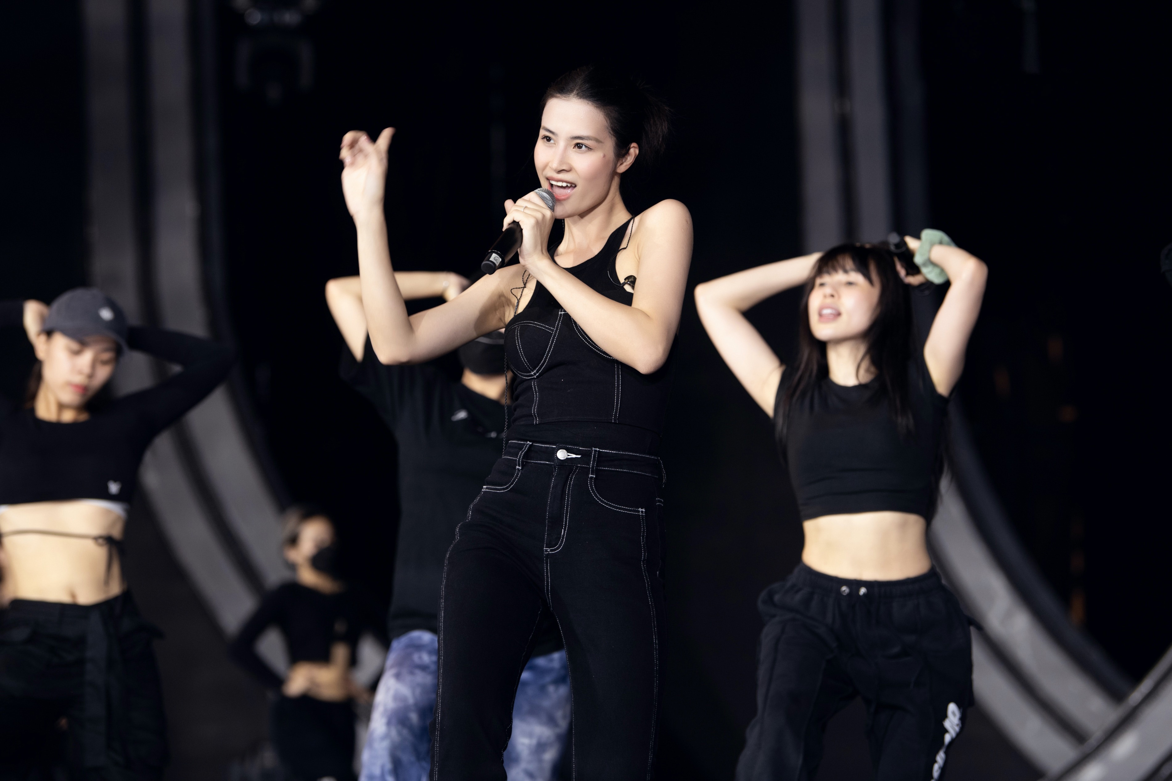 Hoa hau Hoa binh anh 4