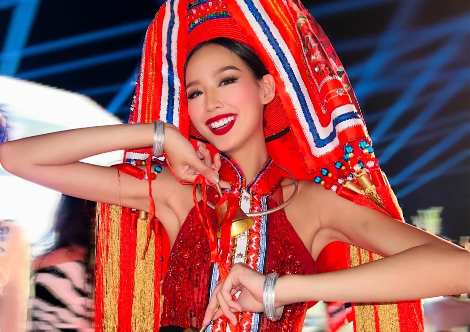 A hau Bao Ngoc chat vat vi trang phuc dan toc cong kenh hinh anh