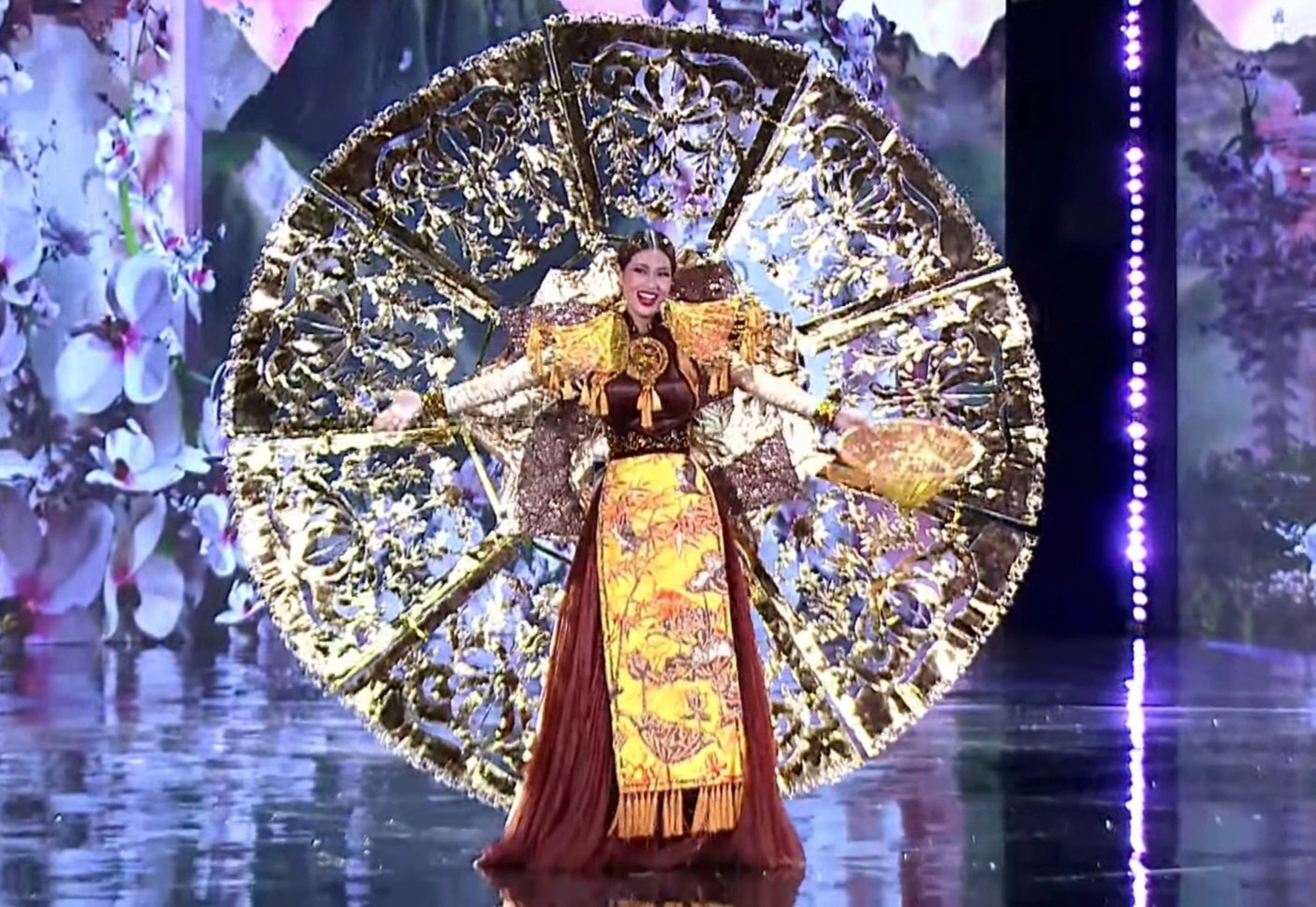 Thien An gap su co khi thi trang phuc dan toc tai Miss Grand 2022 hinh anh