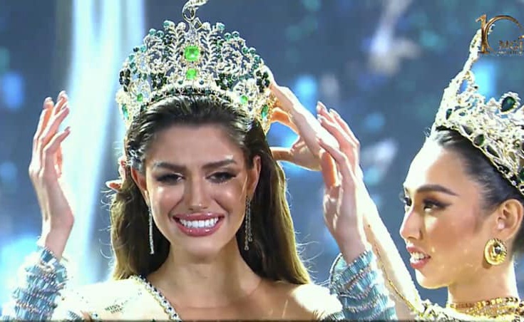 Khoanh khac Thuy Tien trao vuong mien cho tan hoa hau hinh anh