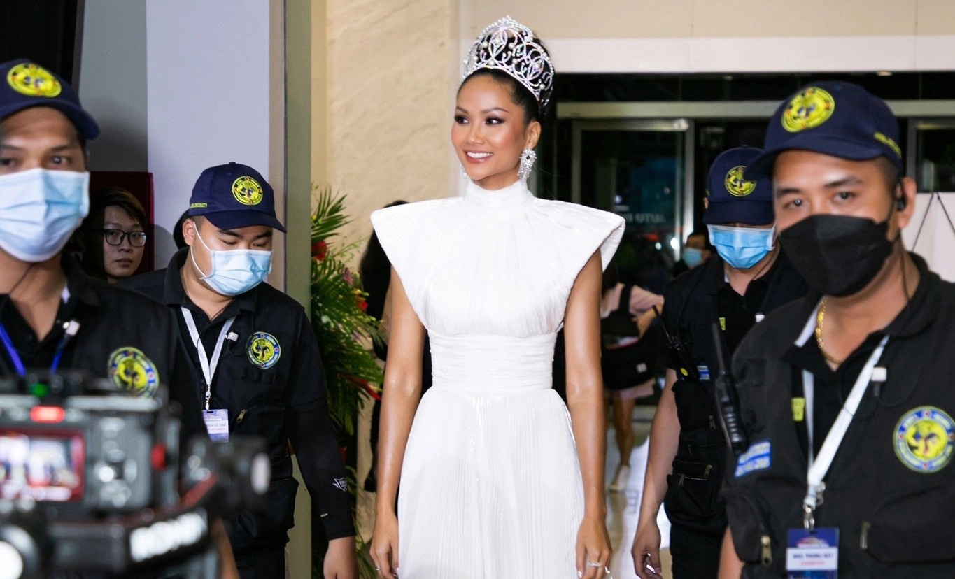 Tranh luan viec H'Hen Nie dung danh hieu A hau 3 Miss Universe hinh anh