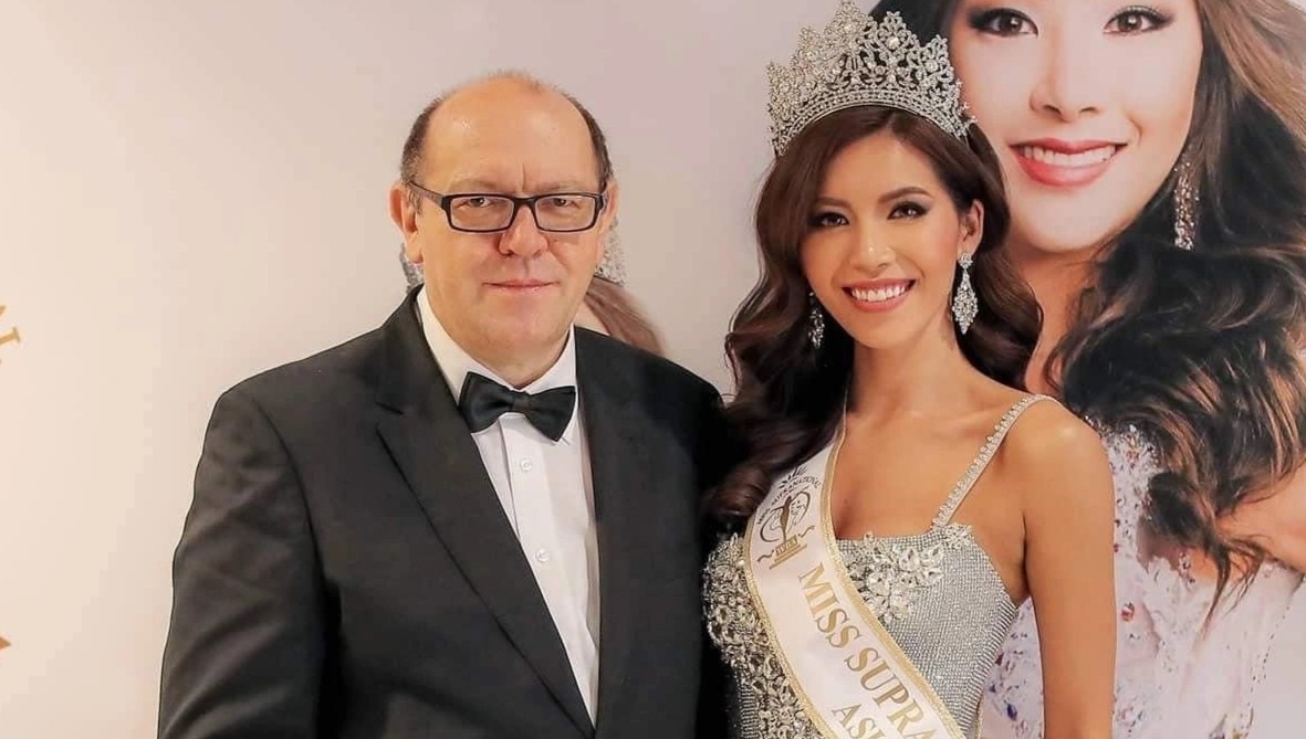 Nguoi dung sau 6 dau truong sac dep lon nhat the gioi hinh anh