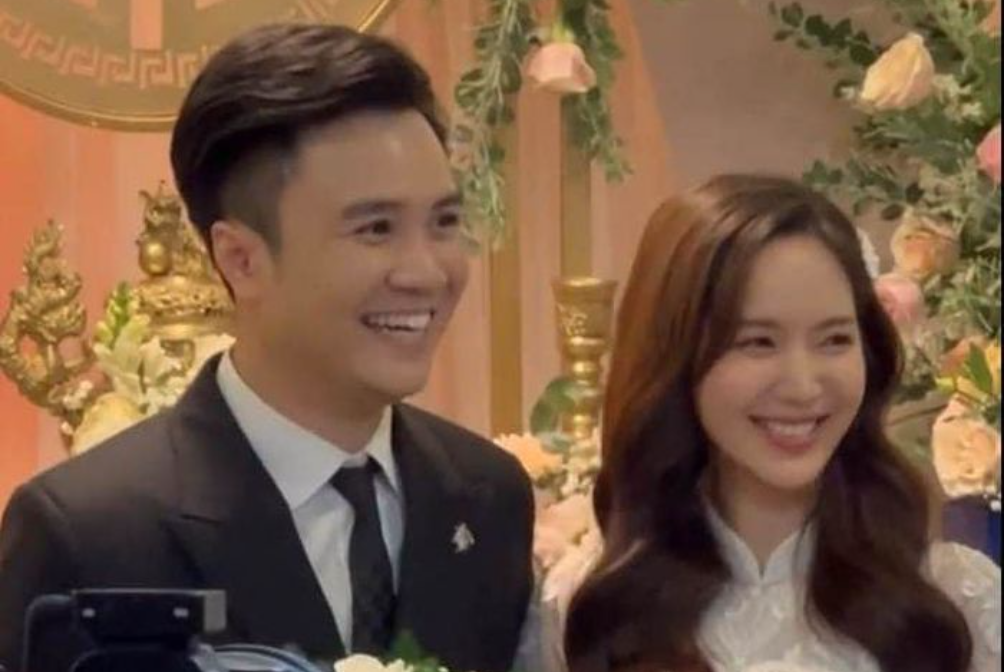 Jang Mi cuoi chong hinh anh