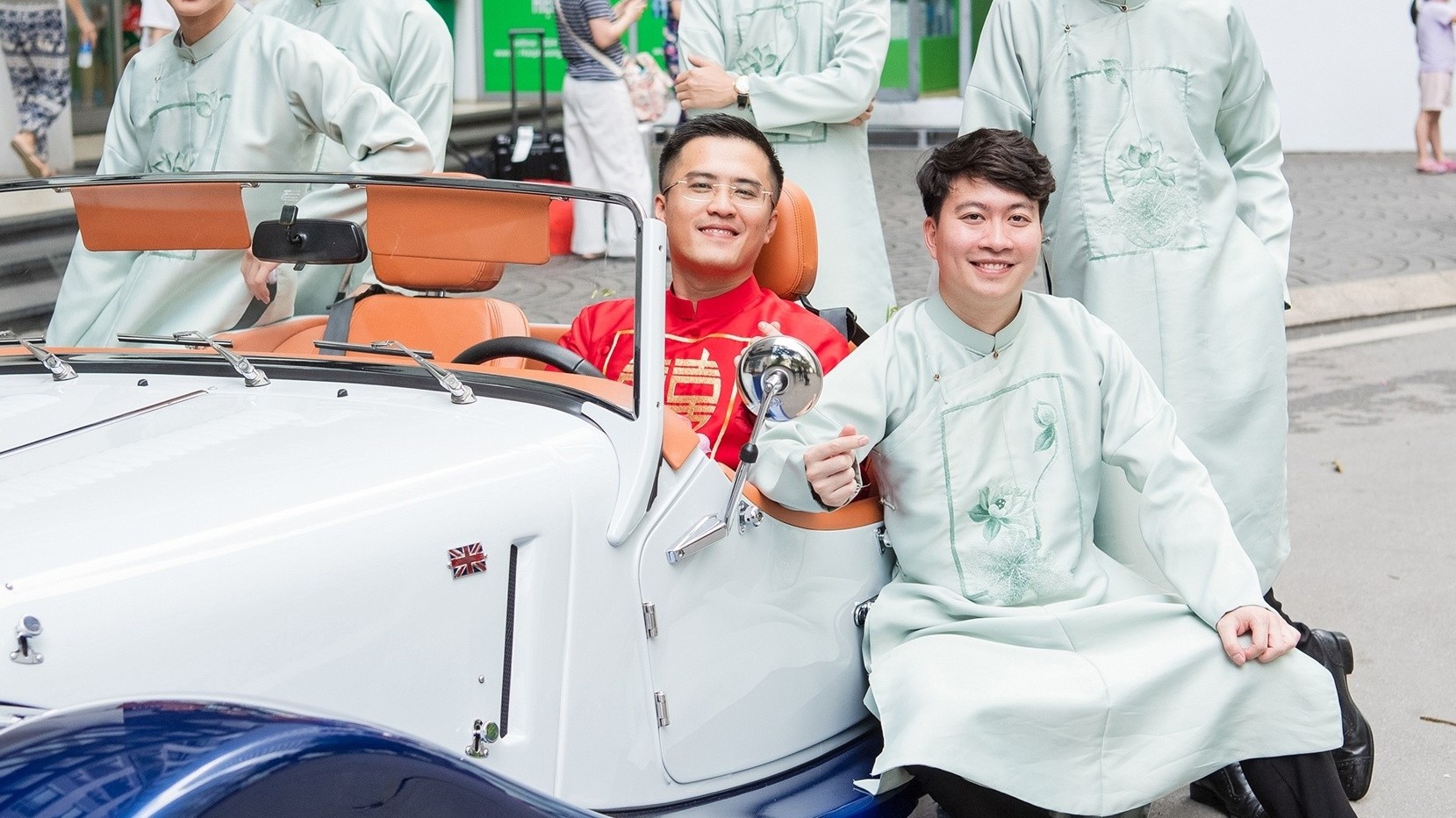 Chu re di xe mui tran co dien den ruoc dau Hoa hau Ngoc Han hinh anh