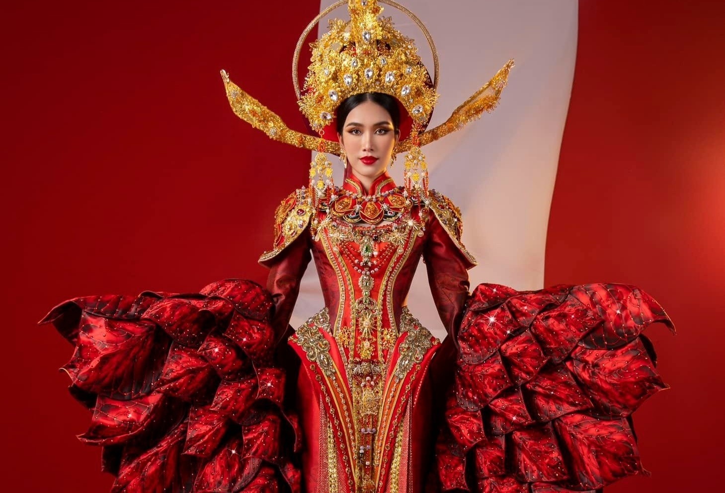 Trang phuc dan toc thi Hoa hau Quoc te 2022 cua Phuong Anh hinh anh