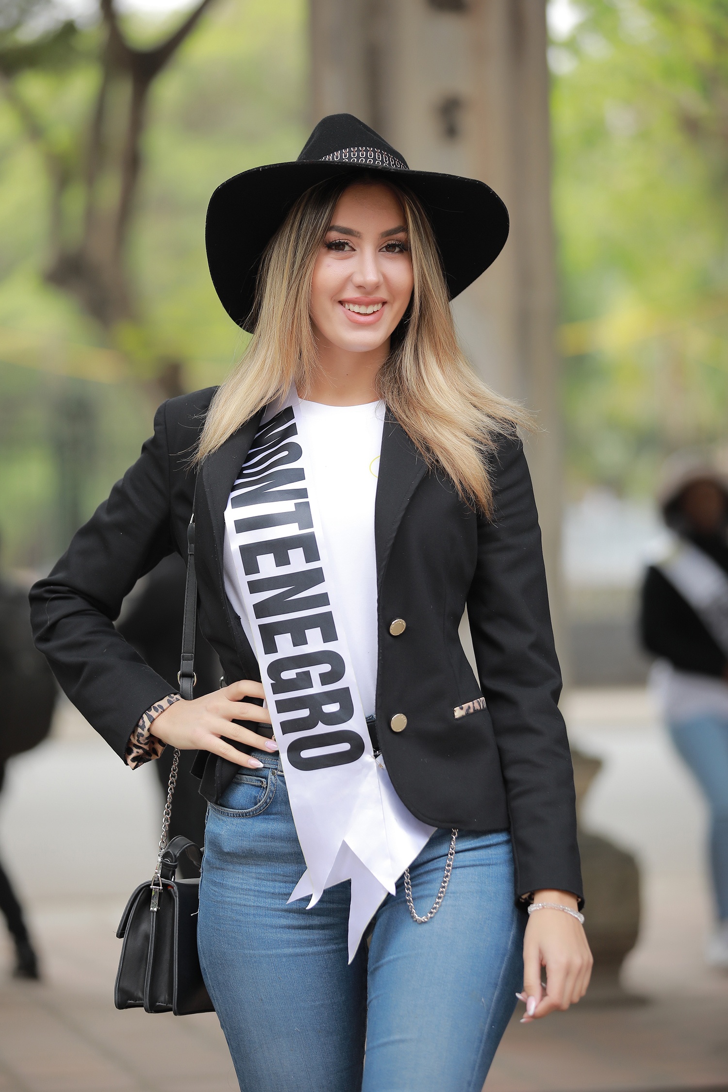 Hoa hau Du lich anh 10