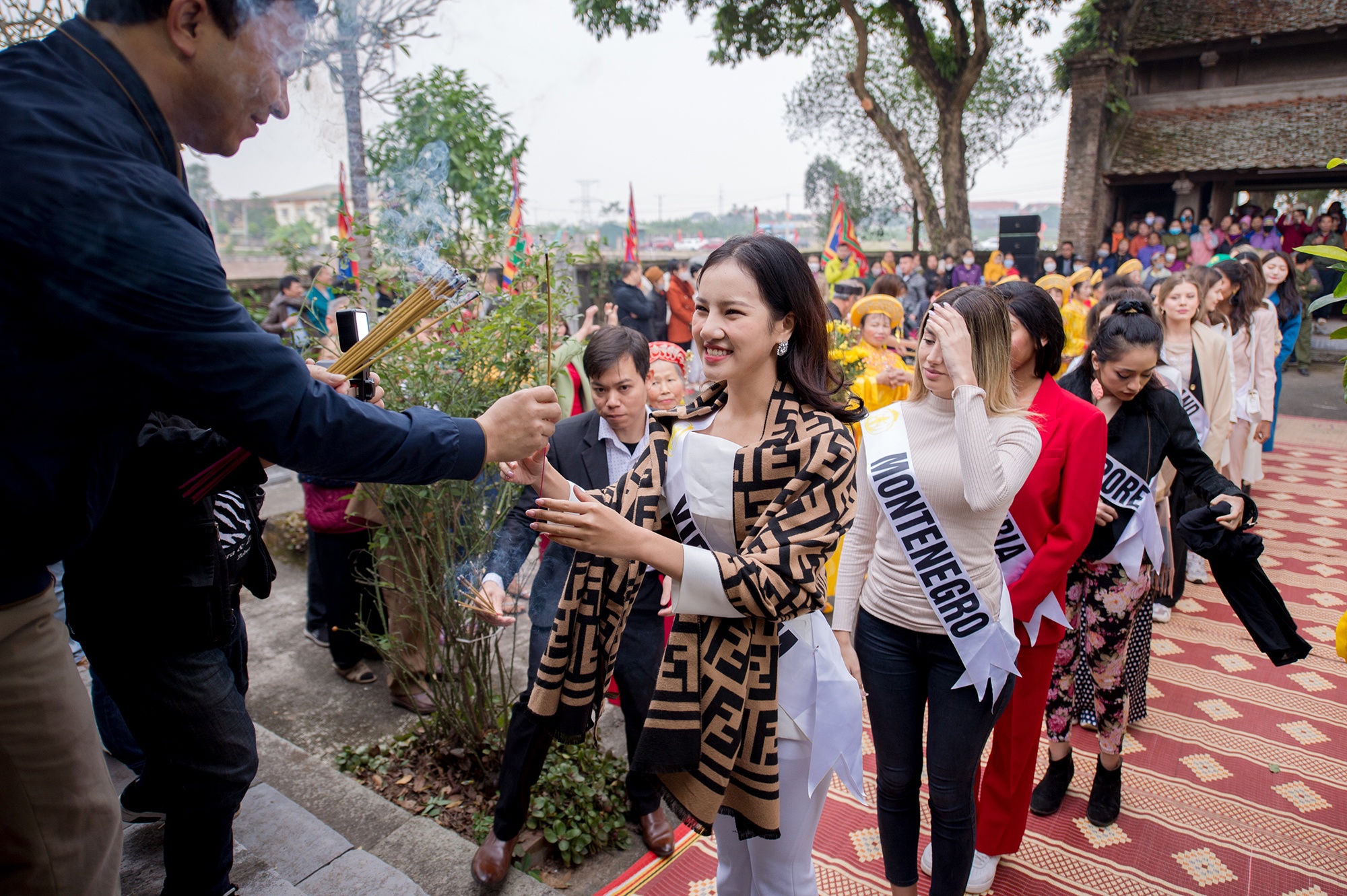 Hoa hau Du lich anh 1