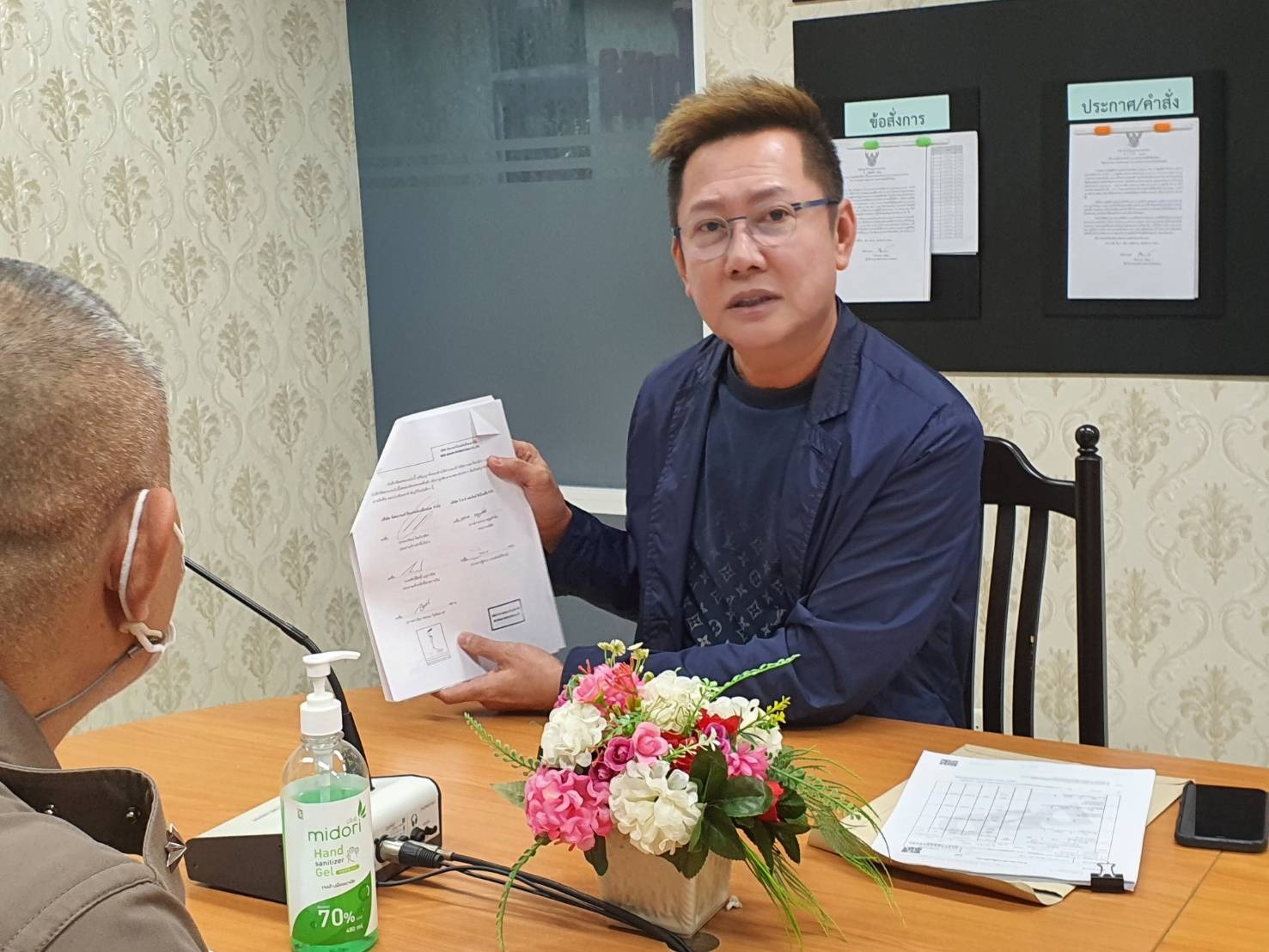 Ong Nawat gap canh sat sau khi bi kien hinh anh