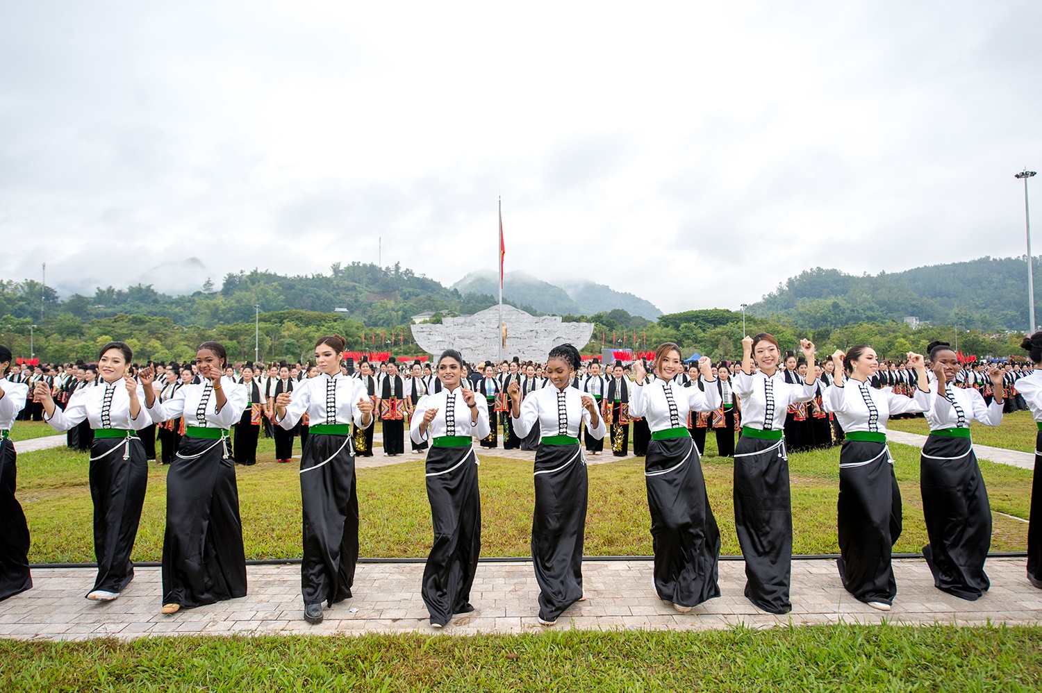 Hoa hau Du lich anh 3