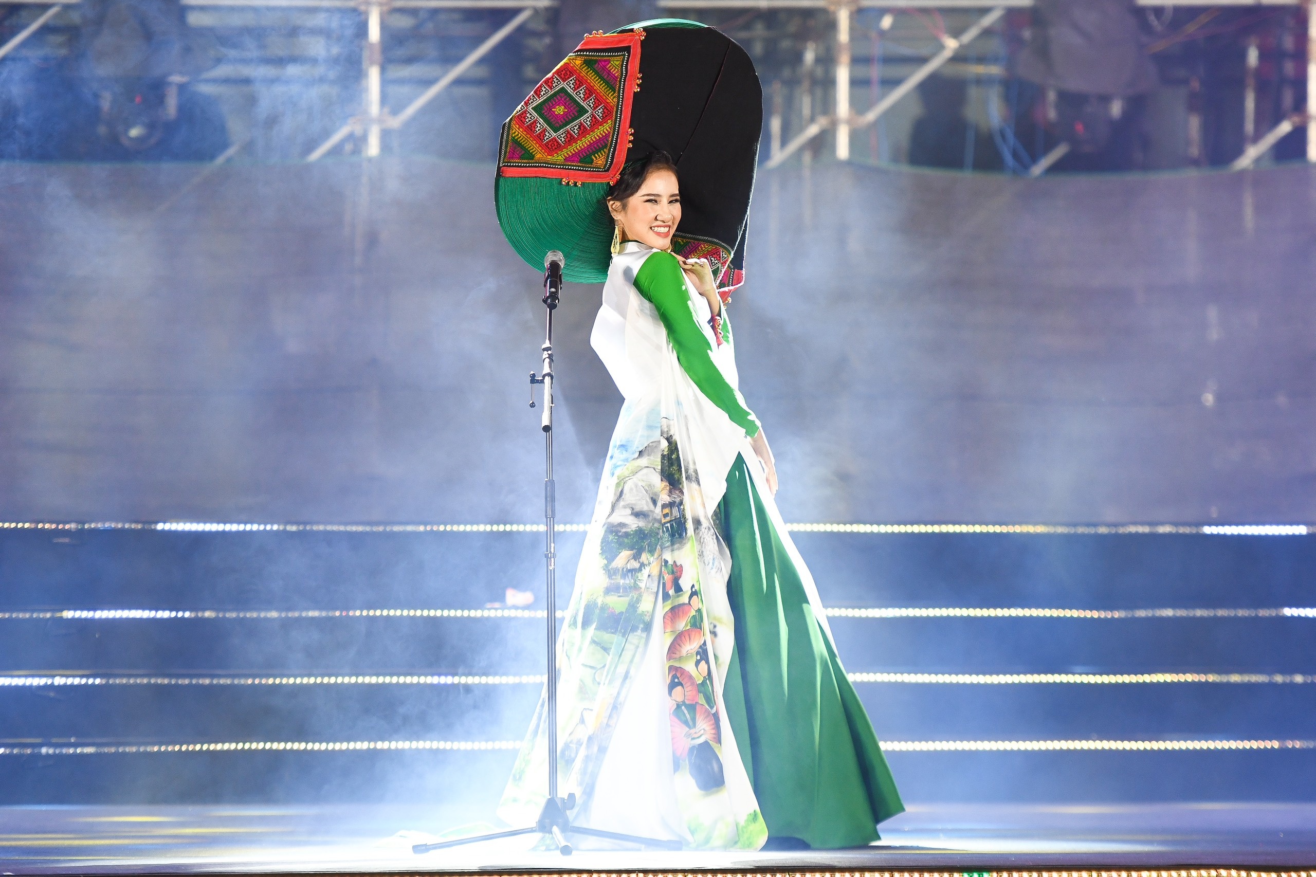 Hoa hau Du lich anh 4