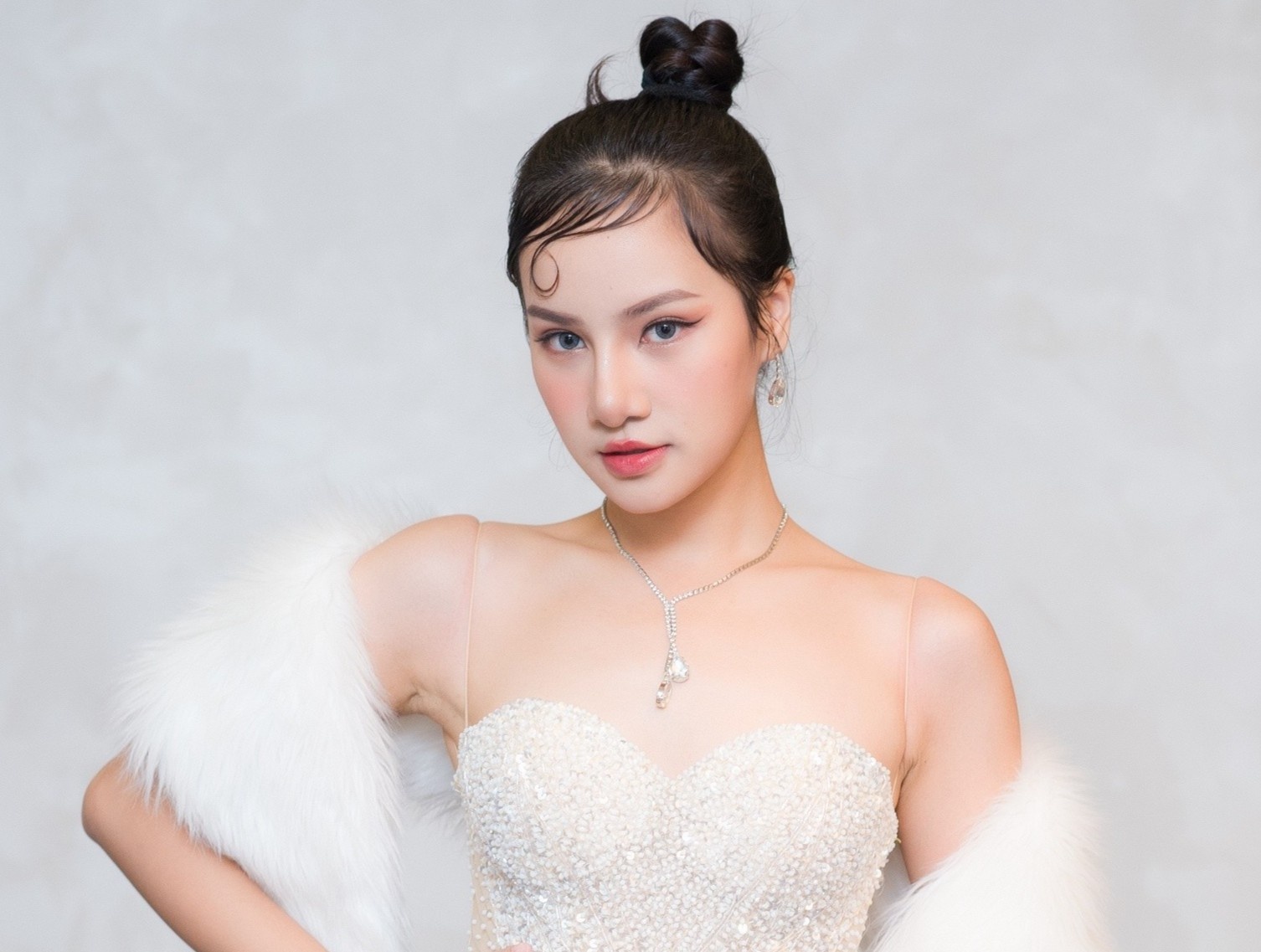 Hanh trinh tro thanh A hau Du lich The gioi cua Huong Ly hinh anh