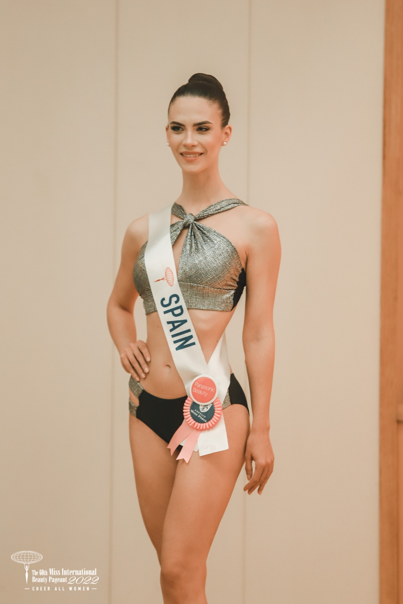 Hoa hau Quoc te anh 16