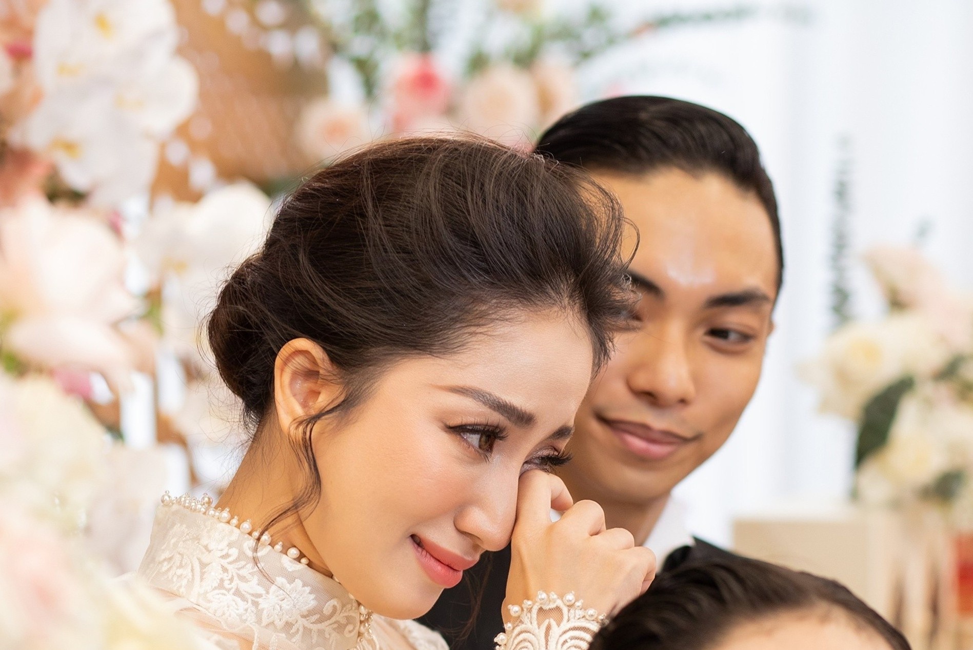 Ba Phan Hien: 'Gia dinh toi cong nhan Khanh Thi la con dau tu hom nay' hinh anh