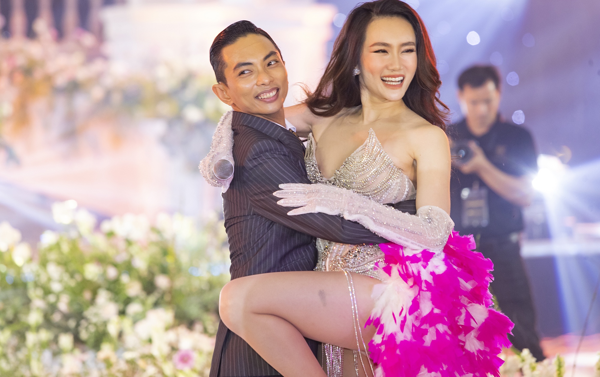 Tiec khieu vu o hon le Khanh Thi va Phan Hien hinh anh