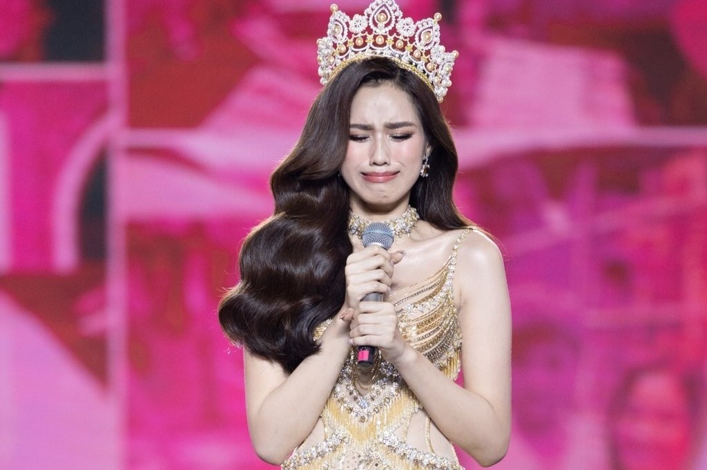 'Do Thi Ha khoc gian giua trong hau truong hoa hau' hinh anh