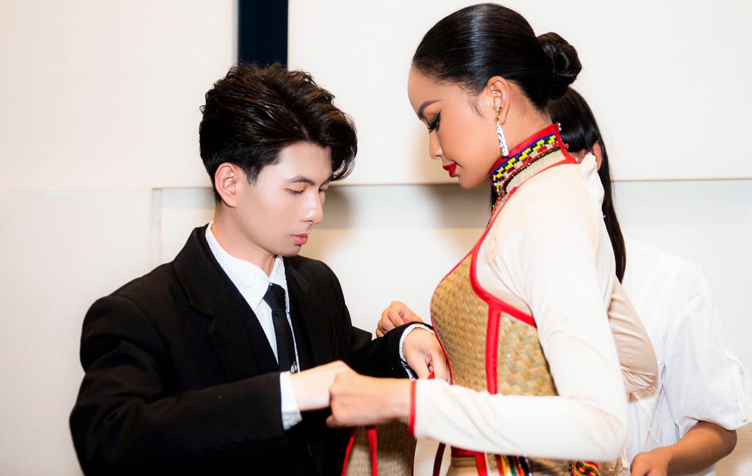 Thay doi tren trang phuc dan toc cua Ngoc Chau hinh anh