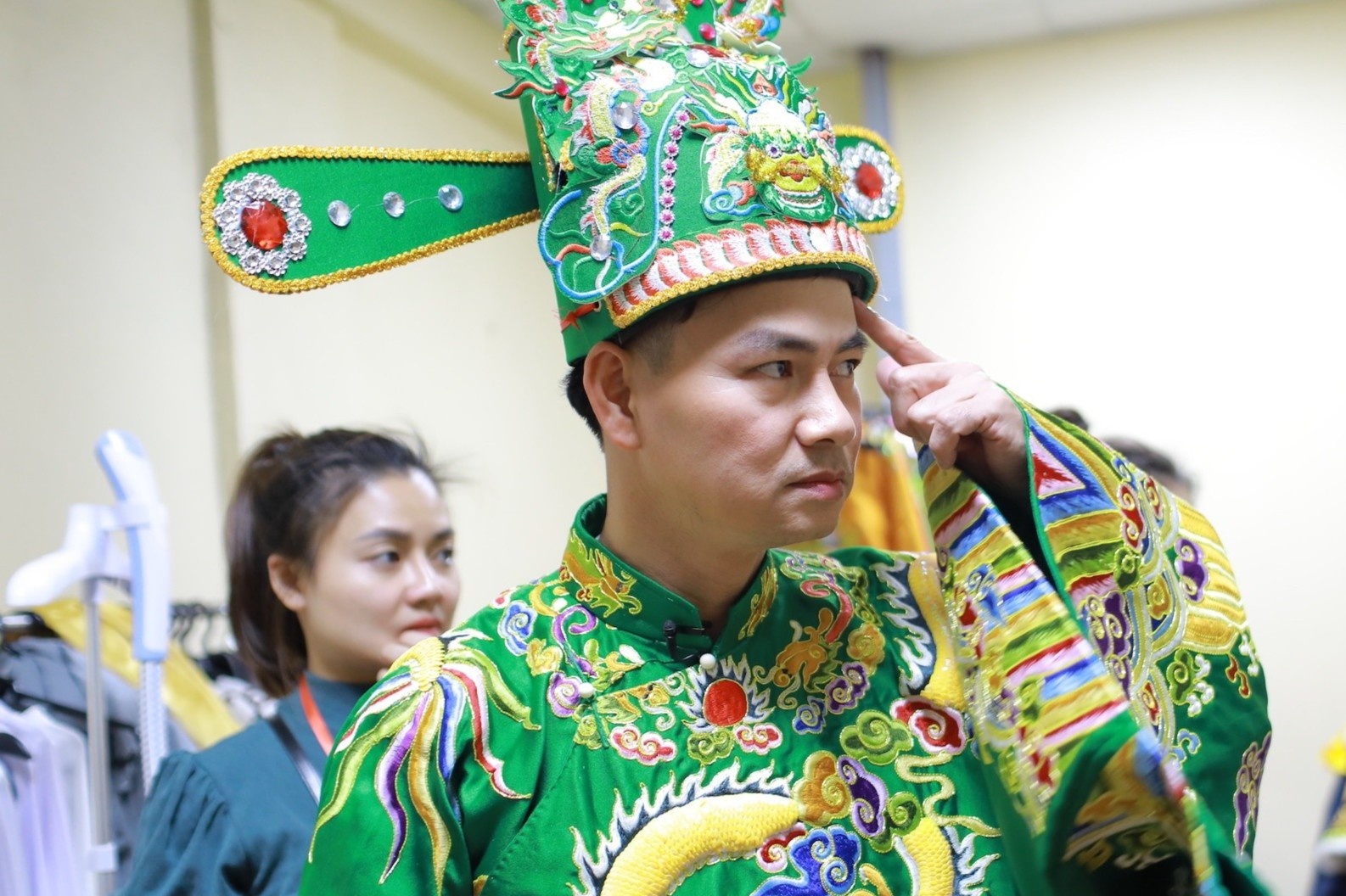 Tao quan 2023: Van Dung ghi thoai vao tay, Thanh Trung an com hop hinh anh