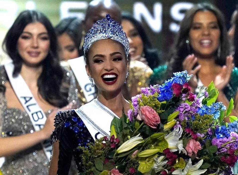 Hoa hau My dang quang Miss Universe 2022 hinh anh