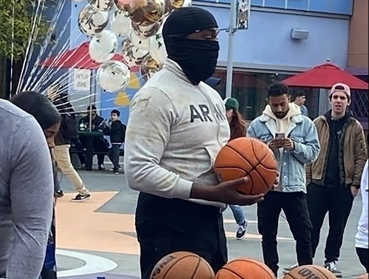 Kanye West che kin mat khi di cung vo moi va con gai hinh anh