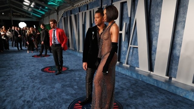 Nguoi mau bi phan ung vi mac ho tai tiec Oscar hinh anh