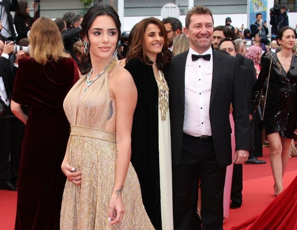 Ban gai Neymar khoe bung bau tai Cannes hinh anh