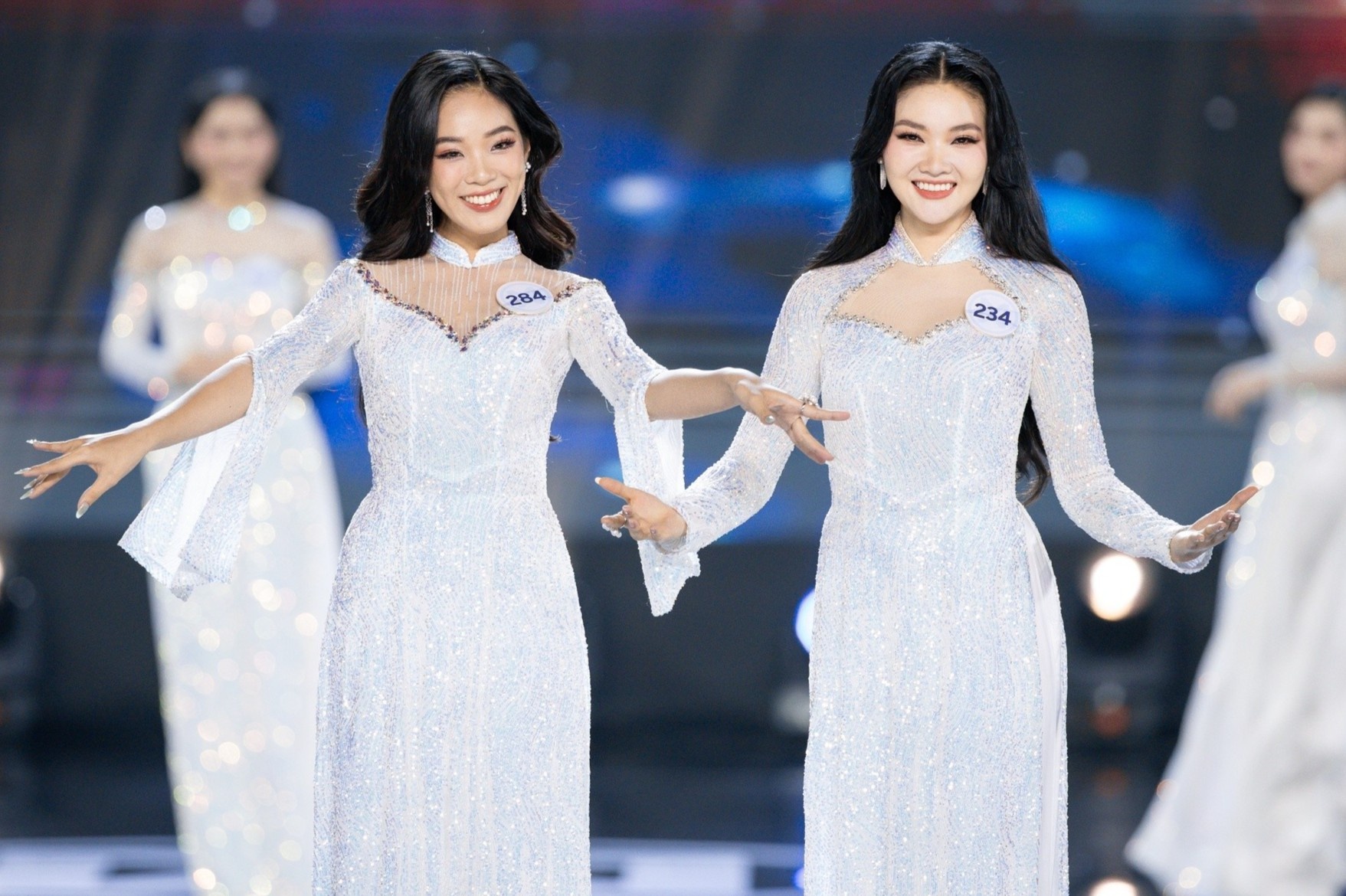 Nguoi dep dap vai xuyen thau o Chung khao Hoa hau The gioi Viet Nam hinh anh