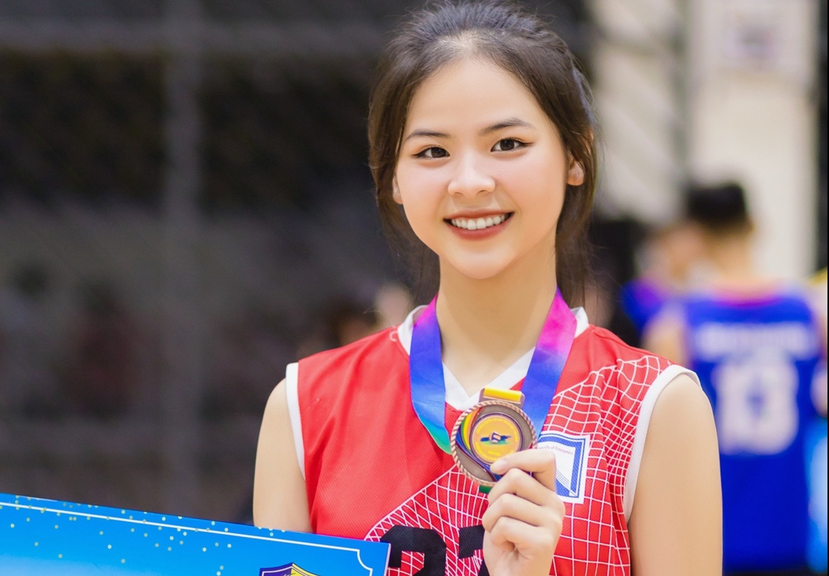 Nguoi dep Hoa hau The gioi Viet Nam dam me taekwondo, bong chuyen hinh anh