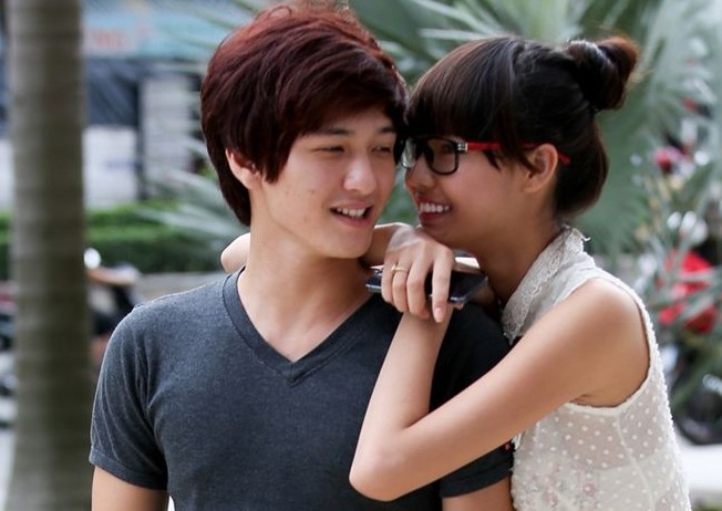 Hot boy Huynh Anh au yem ban gai 9x tren pho hinh anh