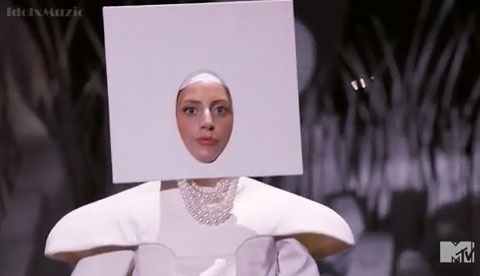 Lady Gaga doi kieu toc lien tuc khi hat 'Applause' hinh anh