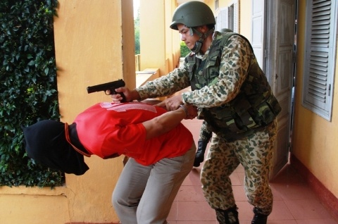 Tap kich diet khung bo, giai cuu con tin hinh anh