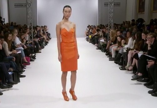 Clip Huyen Trang tren san dien London hinh anh