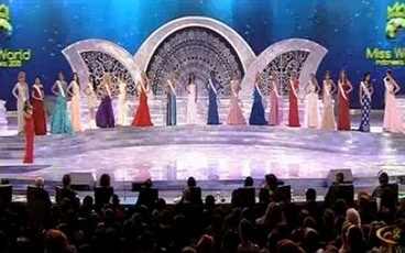 Clip thi sinh Hoa hau The gioi chao khan gia hinh anh