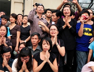 Clip ngan nguoi ho 'Bac Giap muon nam' khi linh xa di qua hinh anh