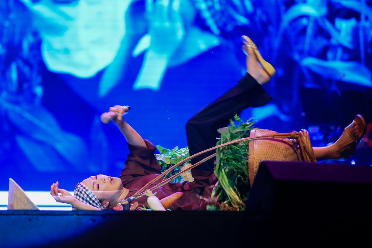 Phuong Thanh nga nhoai ngay tren san khau Bai hat yeu thich hinh anh
