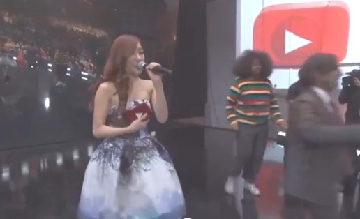 Khoanh khac Tiffany (SNSD) nhan giai cua Youtube hinh anh